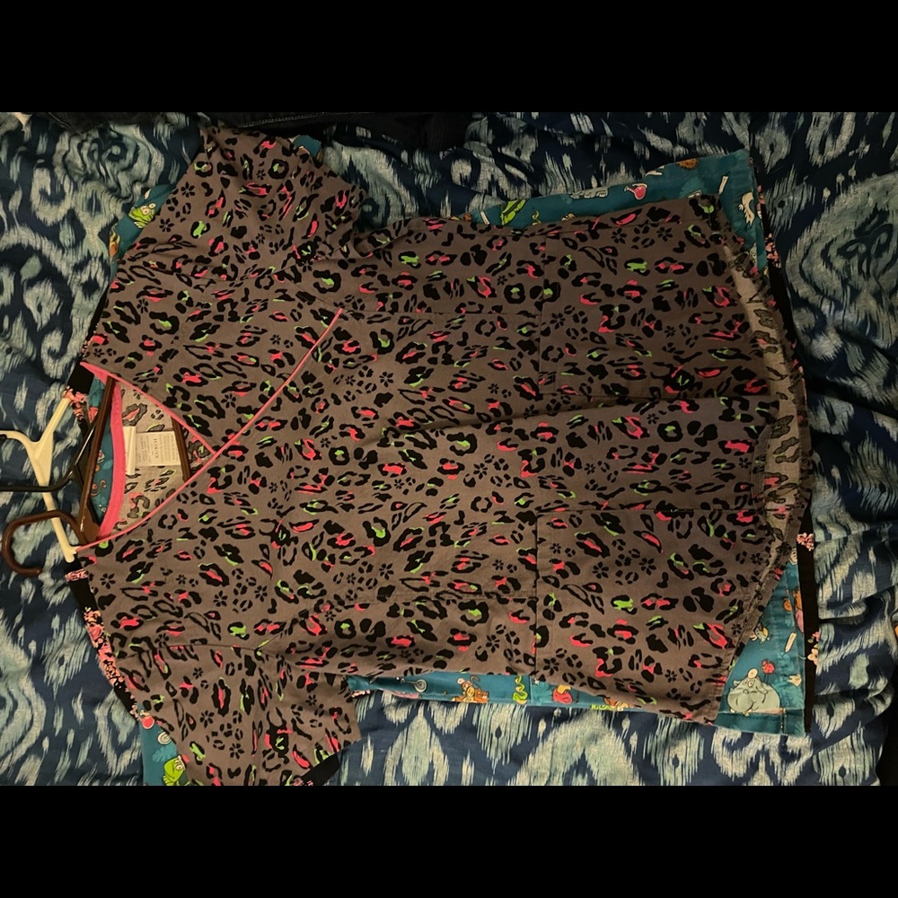 Cheetah print XS scrub top
